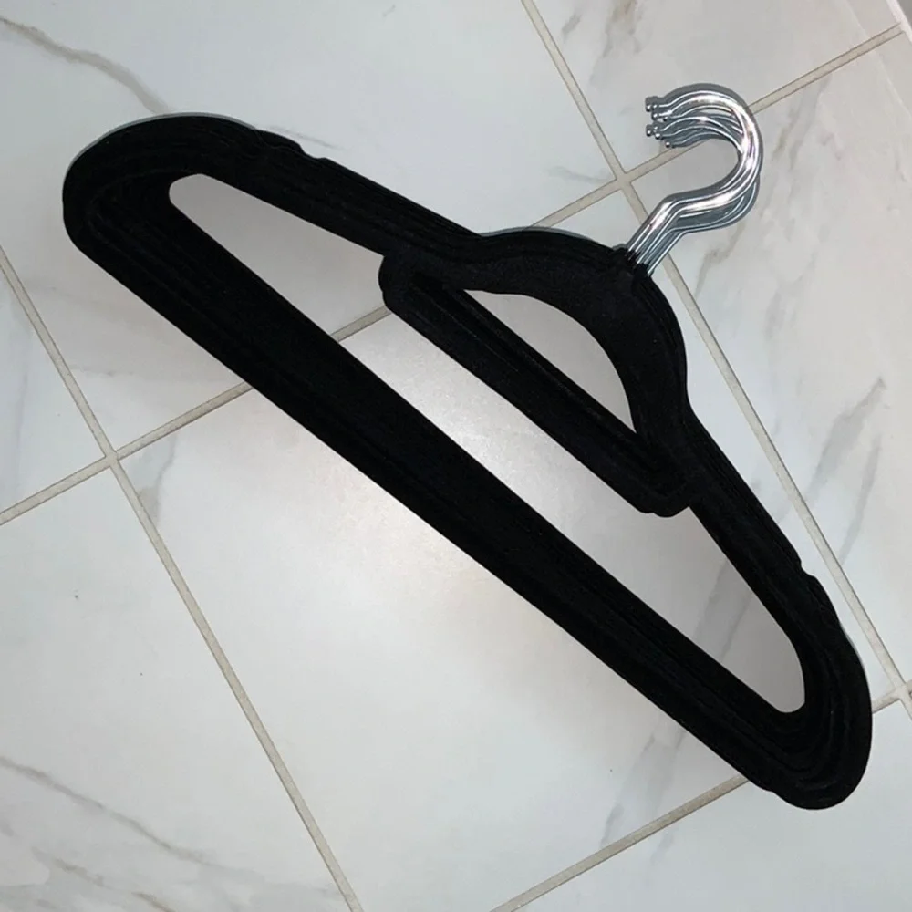20 Skinny Velvet Multi Hangers Real Simple Black Silver Swivel Hook Non-Slip New - Picture 4 of 6